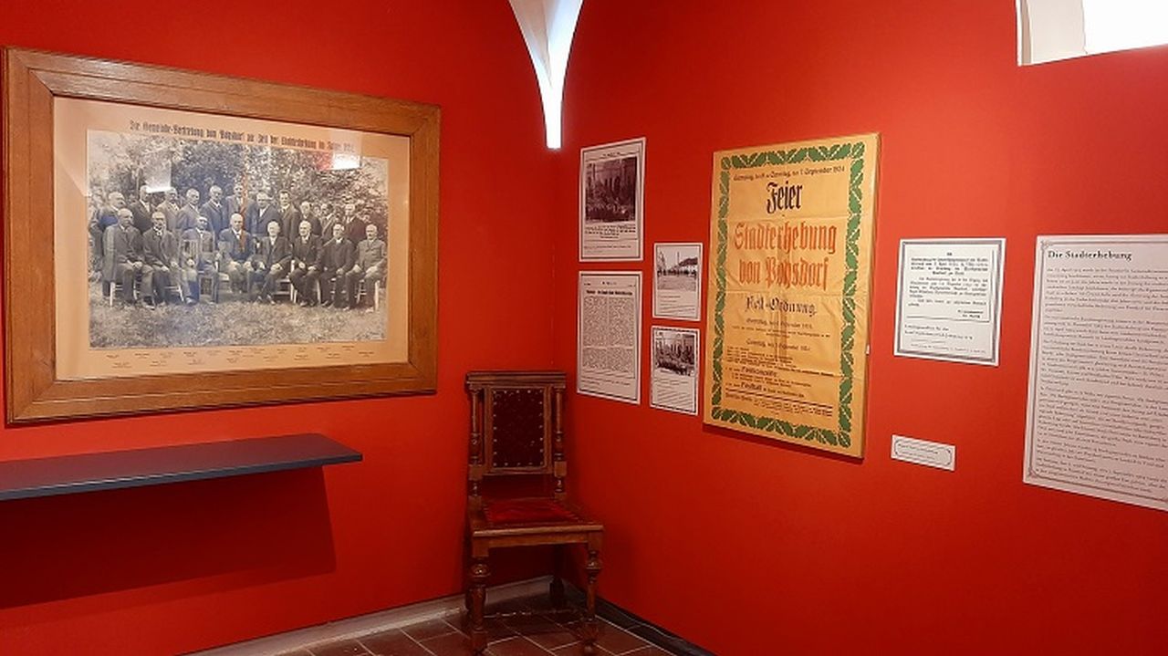 Blick in die Sonderausstellung "Poysdorfs prickelnde 20er" in der WEIN+TRAUBEN Welt